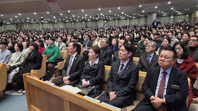 정청래(앞줄 오른쪽 네 번째) 더불어민주당 대표와 국회의원들이 25일 경기도 새에덴교회 성탄예배에 참석해 예배드리고 있다. 교회 제공