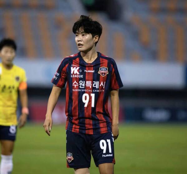 WK리그 복귀를 앞둔 지소연이 수원FC 위민 유니폼을 입는다. 수원FC 제공