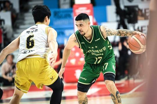 정관장 박지훈과 마주 선 알바노. 사진[연합뉴스]