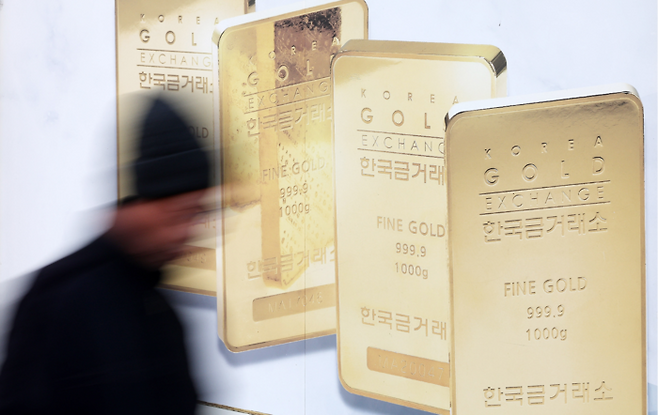금값이 고공행진 중인 24일 서울 종로구 한국금거래소 종로본점 앞으로 시민이 지나가고 있다. [뉴스1]