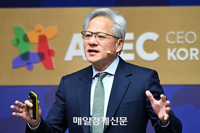 젠슨 황 엔비디아 최고경영자(CEO)가 지난 10월 31일 경북 경주시 경주예술의전당에서 열린 ‘APEC CEO 서밋’ 마지막 특별 세션에서 연설하고 있다. [사진=한주형 기자]