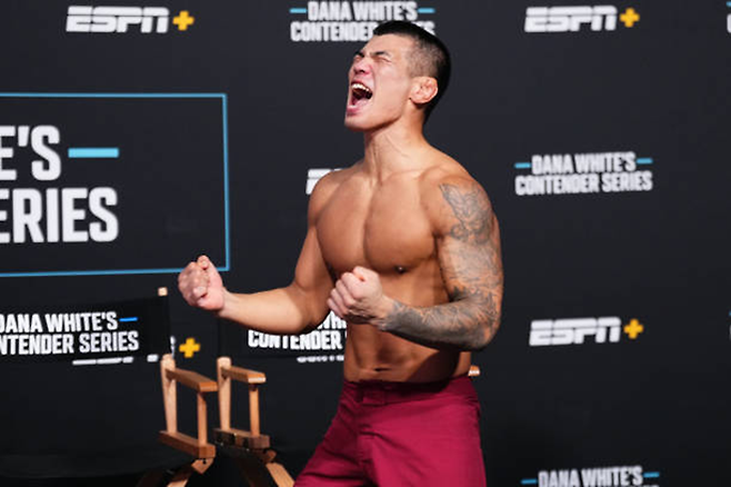 고석현이 2024년 9월 미국 네바다주 엔터프라이즈 Contender Series 시즌8 4주차 승리 후 데이나 화이트 회장 겸 CEO로부터 UFC 계약을 통보받자 감격하고 있다. 사진=TKO