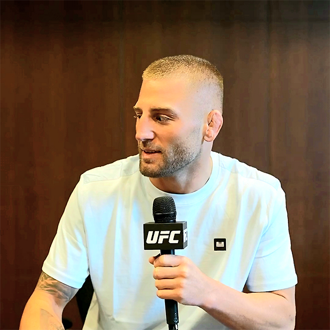 Contender Series 시즌7 출신 오반 엘리엇이 2025년 6월 아제르바이잔 바쿠 UFC on ABC 8 파이트 위크 인터뷰를 하고 있다. 사진=TKO