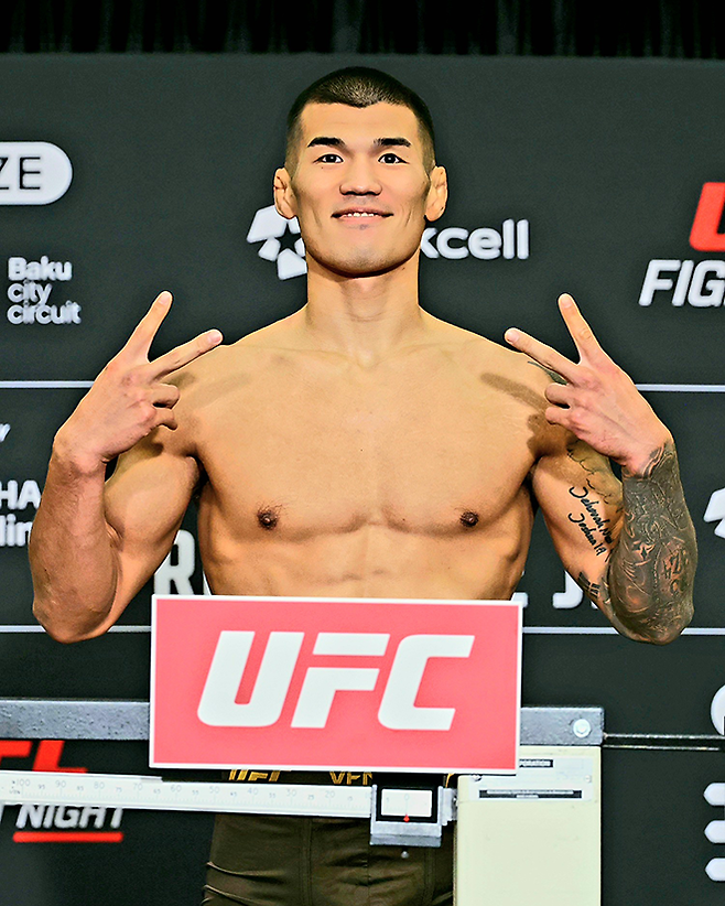 제41회 국제삼보연맹 세계선수권대회 컴뱃 부문 금메달리스트 고석현이 2025년 6월 아제르바이잔 바쿠 UFC on ABC 8 제6경기 웰터급 계체를 통과하고 있다. 사진=TKO