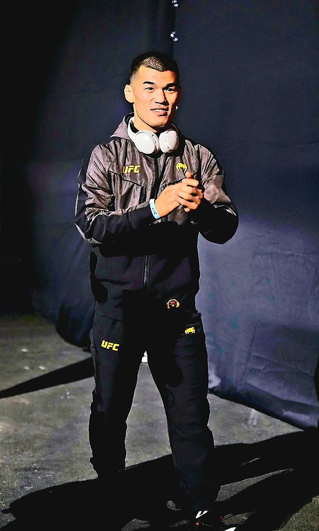 제41회 국제삼보연맹 세계선수권대회 컴뱃 부문 금메달리스트 고석현이 2025년 6월 아제르바이잔 바쿠 크리스털 홀 UFC on ABC 8 공개 계체 행사에 입장하고 있다. 사진=TKO