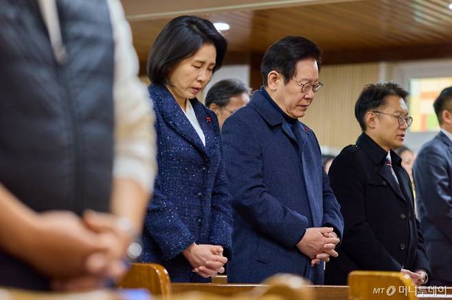 (서울=뉴스1) 이재명 기자 = 이재명 대통령(가운데)과 김혜경 여사(왼쪽), 김남준 대통령실 대변인(오른쪽)이 25일 인천 계양구 해인교회에서 열린 성탄 예배에서 기도를 하고 있다. (대통령실 제공. 재판매 및 DB 금지) 2025.12.25/뉴스1  Copyright (C) 뉴스1. All rights reserved. 무단 전재 및 재배포,  AI학습 이용 금지. /사진=(서울=뉴스1) 이재명 기자