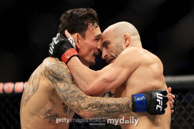 역사적인 3차전을 마친 뒤의 할로웨이(왼쪽)와 알렉산더 볼카노프스키./게티이미지코리아