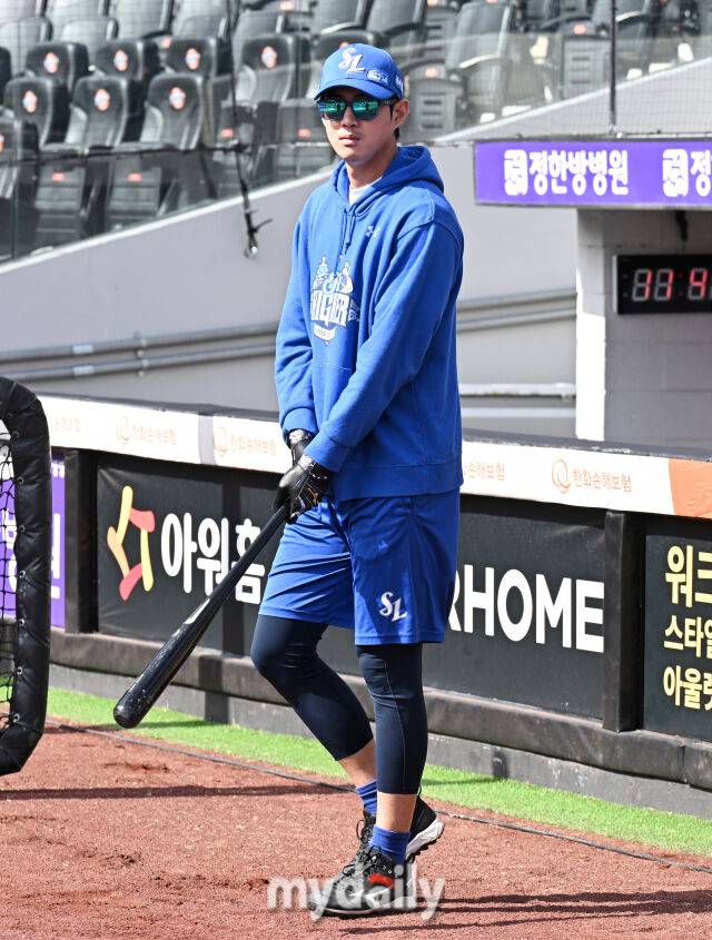 19일 오후 대전광역시 중구 대전 한화생명볼파크에서 진행되는 '2025 프로야구 KBO리그 포스트시즌' 플레이오프(PO) 2차전 한화이글스와 삼성라이온즈의 경기. 삼성 구자욱이 경기전 훈련에 나서고 있다./마이데일리