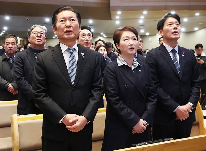 더불어민주당 정청래(앞줄 왼쪽) 대표가 25일 경기 용인시 수지구 새에덴교회에서 열린 성탄예배에 참석해 있다. [연합]