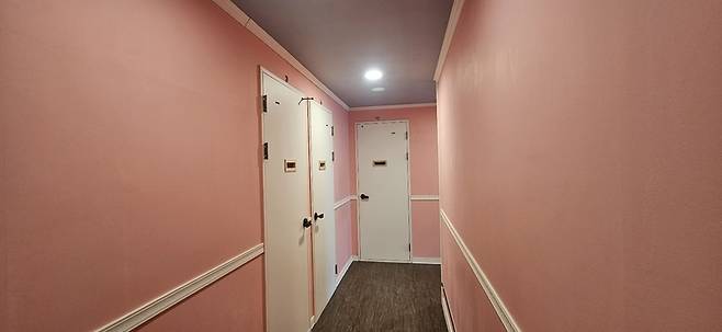 밀실을 설치하고 청소년을 대상으로 영업 중인 한 서울의 한 룸카페. [서울시 제공]