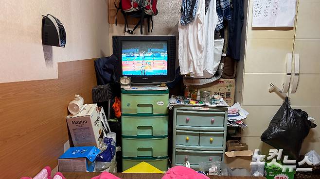 24일 여자 배구가 틀어져있는 박상봉씨 집의 텔레비전. 박인 기자