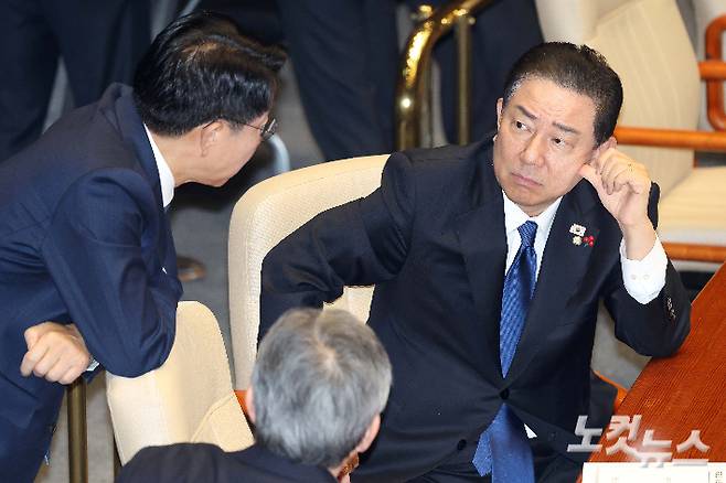 김병기 더불어민주당 원내대표가 24일 서울 여의도 국회에서 열린 12월 임시국회 본회의에서 의원들과 대화하고 있다. 박종민 기자