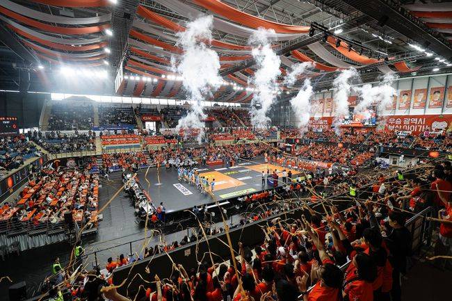 OK저축은행은 부산으로 연고지 이전 후 흥행 중이다. / OK금융그룹