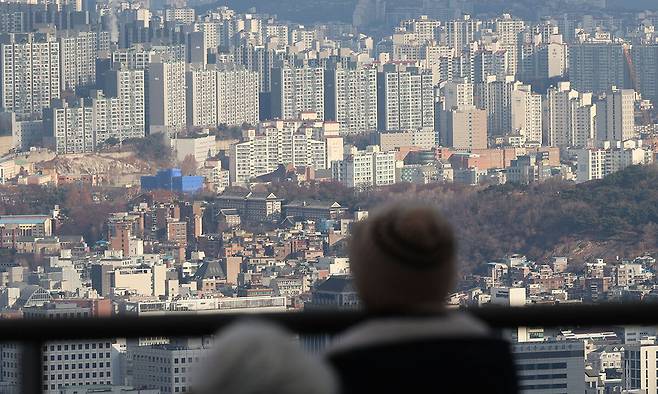 24일 서울 용산구 남산공원에서 바라본 아파트 단지 모습. 뉴시스