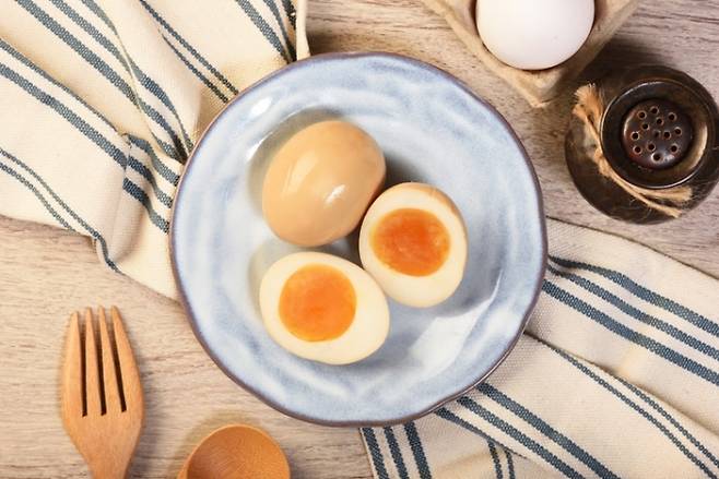 공복 음주를 피하고 음주 전후로 수분과 영양을 충분히 보충하는 습관만으로도 숙취로 인한 생산성 손실을 상당 부분 줄일 수 있다. 게티이미지