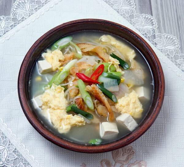 연말 술자리가 불가피하다면 숙취를 개인의 컨디션 문제로 넘기기보다 사회적 비용을 줄이기 위한 건강관리의 출발점으로 바라볼 필요가 있다. 게티이미지