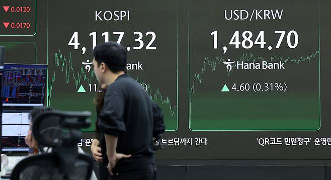 지난 23일 오후 서울 중구 하나은행 딜링룸 전광판에 달러·원 환율이 나타나고 있다. 뉴스1