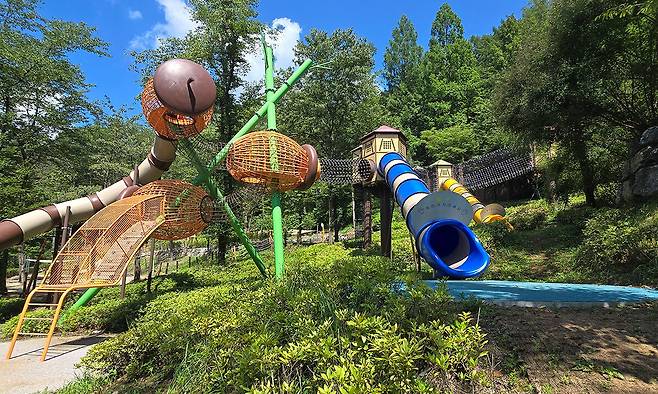 충북 청주시 미원면 옥화자연휴양림 숲&nbsp;속 놀이터. 청주시 제공