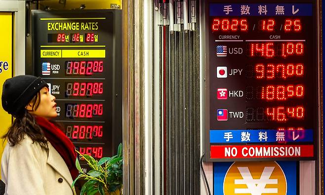 정부의 외환 수급대책 발표 이후 원·달러 환율이 하락한 가운데 25일 서울 중구 명동의 환전소 전광판에 환율 정보가 나타나있다. 뉴시스