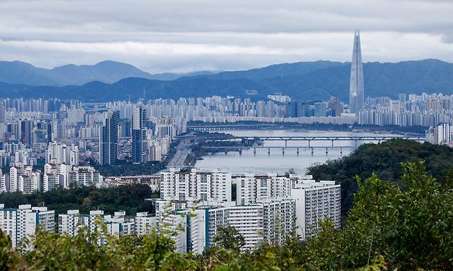 서울 남산에서 도심 아파트가 보이고 있다. 뉴스1