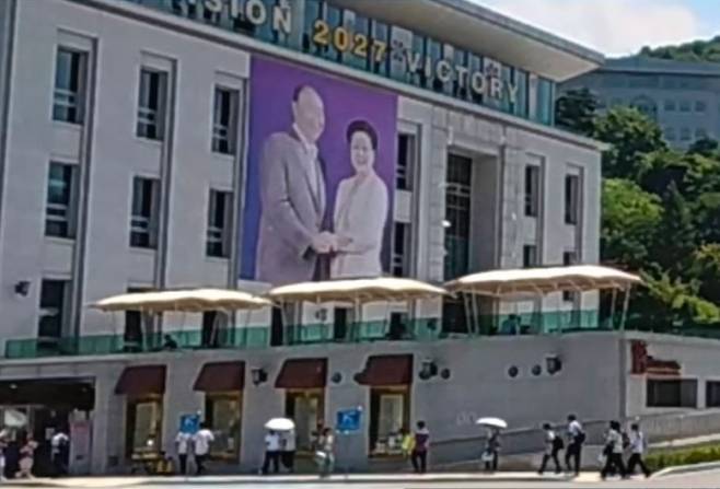 통일교 수익 사업으로 전락한 ‘북한강 천년뱃길’ 사업에 가평군이 투자하는 전체 예산은 150억원에 달한다. 통일교가 운영하는 HJ크루즈 운항이 시작되자마자 건물 사이로 통일교의 창시자인 문선명 전 총재와 한학자 현 총재의 대형 걸개 사진이 나타난다. 유튜브 마카다TV 영상 캡처