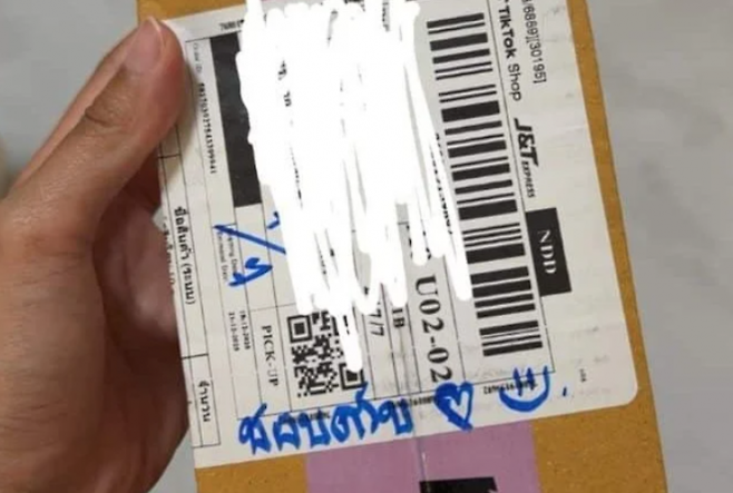 태국의 한 여성이 최근 택배를 받을 때마다 상자에 추파를 던지는 내용의 손 글씨 메모가 적혀 있다고 호소하는 사연이 전해져 눈길을 끌고 있다. 페이스북