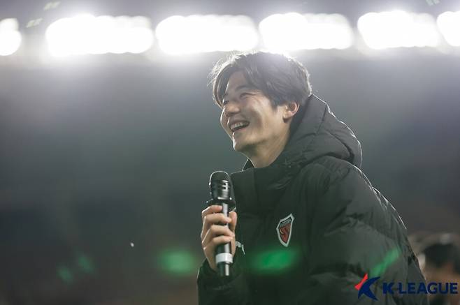 ▲ 기성용은 올해 여름 이적 시장에서 FC서울을 떠나 포항 스틸러스로 유니폼을 갈아 입었다. 팀을 옮기는 과정에서 많은 생각을 했지만 이대로 끝낼 순 없었다. 가족들이 피치 위 ‘선수 기성용’을 더 보고 싶었기에 결단을 내렸고 포항에서 내년 시즌까지 보내기로 했다. ⓒ한국프로축구연맹