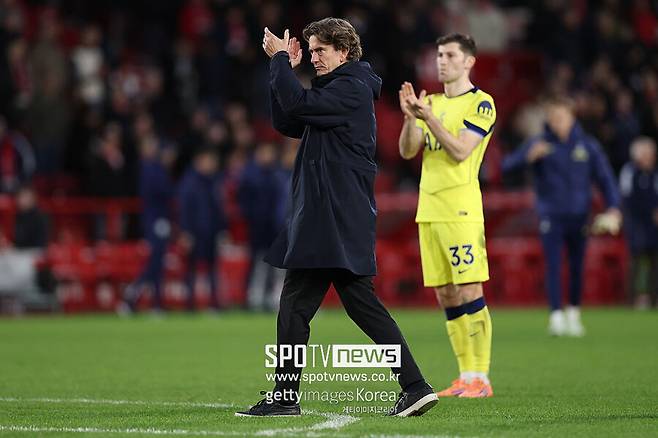 ▲ &nbsp;최근 부진한 경기력과 팬들의 불만이 커지면서 프랭크 감독의 미래가 불투명해지고 있다. 토트넘이 4위권 진입이라는 목표에서 멀어지면서 점점 더 많은 비판에 직면하고 있다. 토트넘 내부에서는 그의 장기적인 거취에 대한 논의가 이미 시작됐다는 전언이다.&nbsp;