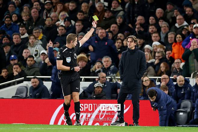 ▲ &nbsp;최근 부진한 경기력과 팬들의 불만이 커지면서 프랭크 감독의 미래가 불투명해지고 있다. 토트넘이 4위권 진입이라는 목표에서 멀어지면서 점점 더 많은 비판에 직면하고 있다. 토트넘 내부에서는 그의 장기적인 거취에 대한 논의가 이미 시작됐다는 전언이다.&nbsp;