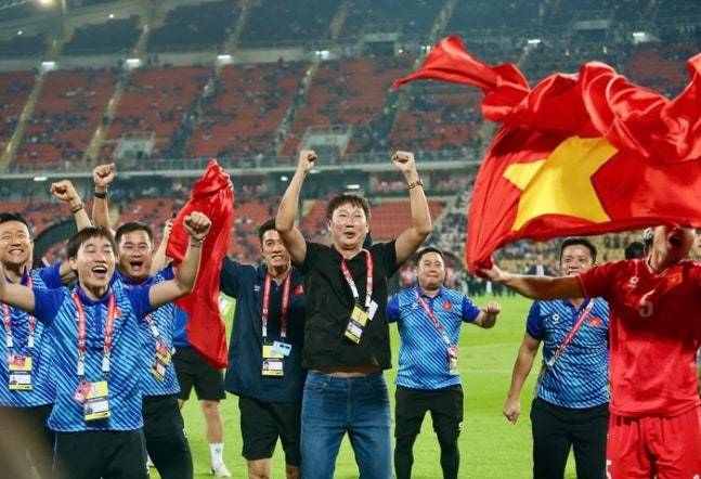 ▲ 김상식 감독이 동남아를 정벌한 베트남의 우승 청부사로 우뚝 섰다. 2025년에 세운 3관왕의 금자탑이 아시아 전체 무대에서도 빛을 발할 수 있을지 계약 자동 연장으로 이제 확인할 수 있다. ⓒ 베트남축구협회