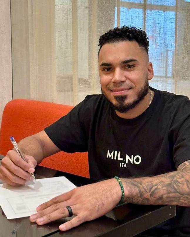 계약서에 서명하는 카스트로의 모습. /사진=KIA 타이거즈