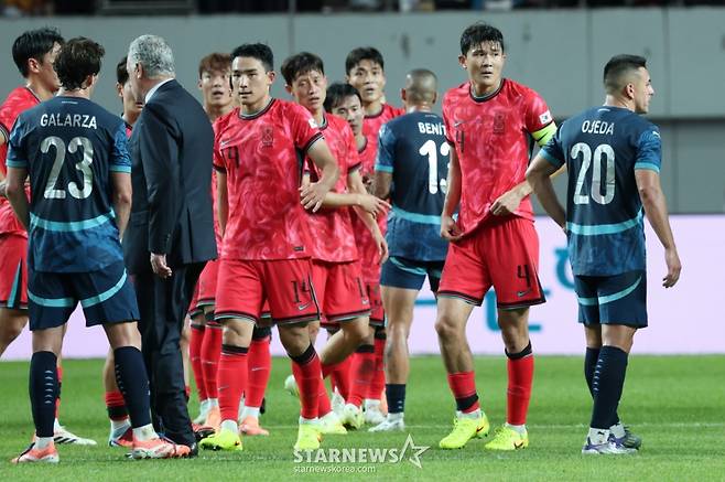 한국 축구 국가대표팀이 지난 10월 14일 서울월드컵경기장에서 파라과이 대표팀과 친선경기를 벌였다.  김민재를 비롯한 태극전사들이 2-0 승리를 거둔 후 파라과이 선수들과 인사하고 있다. /사진=김진경 대기자