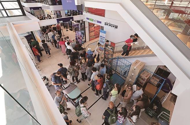 한강버스는 운임 외에도 선착장 내 수익사업을 할 수 있다. [사진 | 연합뉴스]