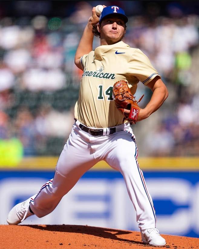 한화 이글스가 24일 새 외국인 투수 오웬 화이트와 계약금 20만 달러, 연봉 80만 달러 등 총액 100만 달러에 계약했다. 1999년생인 화이트는 미국 출신의 우완투수로 최고 155㎞/h, 평균 149㎞/h에 이르는 강력한 직구를 던진다. 미국 메이저리그(MLB) 최상위권 유망주 출신에 아직 20대 중반의 나이로 향후 발전 가능성이 크다는 평가를 받는다. 화이트 SNS