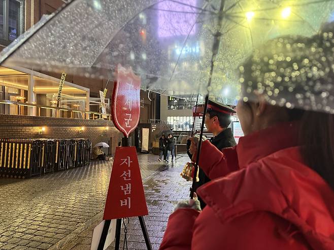 종을 흔들고 있는 기자(오른쪽)와 구세군 사관학생 정충훈 씨.  [촬영 구세군 관계자]