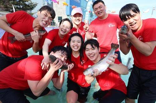 2025년 제16회 평창송어축제 맨손송어잡기 참가자들 [연합뉴스 자료사진]