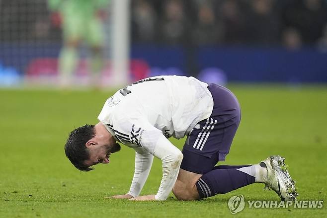 통증을 호소하는 맨유의 브루누 페르난드스 [EPA=연합뉴스]