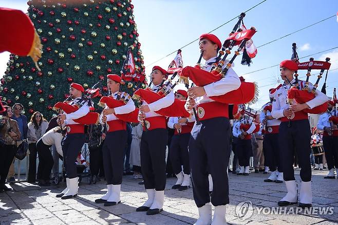 (UPI=연합뉴스) 24일 요르단강 서안 지구 베들레헴에서 크리스마스 퍼레이드가 진행되고 있다.