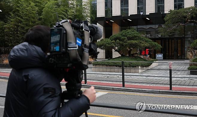 상설특검, 쿠팡CFS 압수수색 (서울=연합뉴스) 김인철 기자 = 쿠팡 수사 무마·퇴직금 미지급 의혹을 수사하는 안권섭 특별검사팀이 쿠팡에 대한 강제수사에 착수하며 압수수색 중인 23일 서울 송파구 문정동 쿠팡풀필먼트서비스(쿠팡CFS) 입구 모습. 2025.12.23 yatoya@yna.co.kr