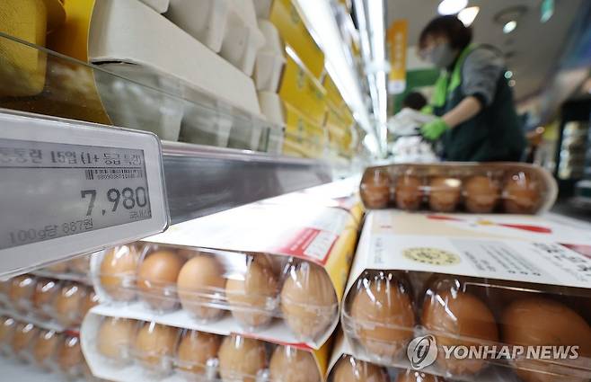 계란 수급 불안 우려 (서울=연합뉴스) 이진욱 기자 = 25일 축산물품질평가원 축산유통정보에 따르면 계란 특란 한 판(30개) 평균 소비자가격은 지난주부터 7천원을 넘었다. 가격이 뛰는 가운데 수급 불안 우려도 커지고 있다. 올해 동절기 산란계 농장 고병원성 조류 인플루엔자(AI) 발생 건수는 지난해 같은 기간보다 5건 늘어난 11건으로 두 배에 가깝다. 사진은 이날 서울 한 대형마트 계란 판매대 모습. 2025.12.25 cityboy@yna.co.kr