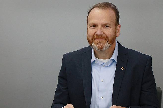 간담회 참석한 톰 앤더슨 한화디펜스USA 조선사업부문 사장 (필라델피아=연합뉴스) 이지헌 특파원 = 지난 22일(현지시간) 미국 필라델피아 한화필리조선소에서 열린 한국 취재진 간담회에 톰 앤더슨 한화디펜스USA 조선사업부문 사장이 참석해 있다. 2025.12.25 pan@yna.co.kr