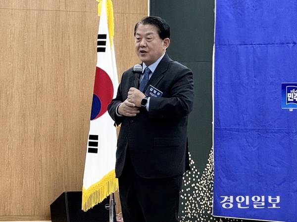 경기도의회 더불어민주당은 26일 오전 도의회 대회의실에서 의원총회를 열었다. 이 자리에는 도지사 선거 출마를 시사한 김병주(남양주을) 의원이 참석해 5분 자유발언에 나섰다. 2025.12.26 /한규준기자 kkyu@kyeongin.com