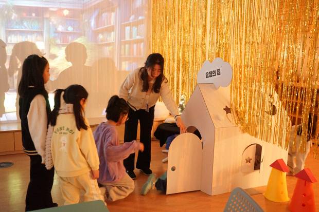 어린이들이 ‘눈사람 실종사건’ 프로그램을 체험하는 모습.<ACC재단 제공>