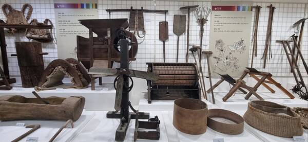 창녕 영산민속전시관에 전시된 농업 도구들.