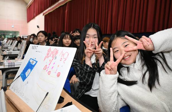 창원시 성산구 남양초등학교에서 24일 출판기념회가 학교 체육관인 남양관에서 열렸다. 이날 학생들이 밝은 표정으로 행사를 즐기고 있다. /김구연 기자