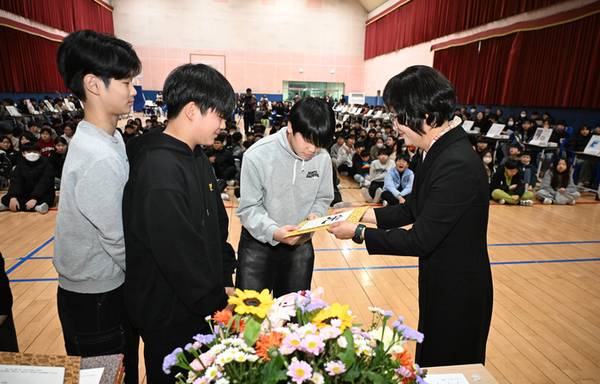 창원시 성산구 남양초등학교 체육관에서 24일 <내 생애 첫 책> 출판기념회가 열렸다. 이날 학생들이 문종녀 교장에게 도서관 소장용으로 작품을 전달하고 있다. /김구연 기자