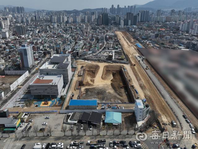 24일 대구 남구 봉덕동 옛 캠프워커 부지에 들어선 대구도서관과 건설 중인 3차순환도로 일대 전경. 안성완 기자 asw0727@imaeil.com