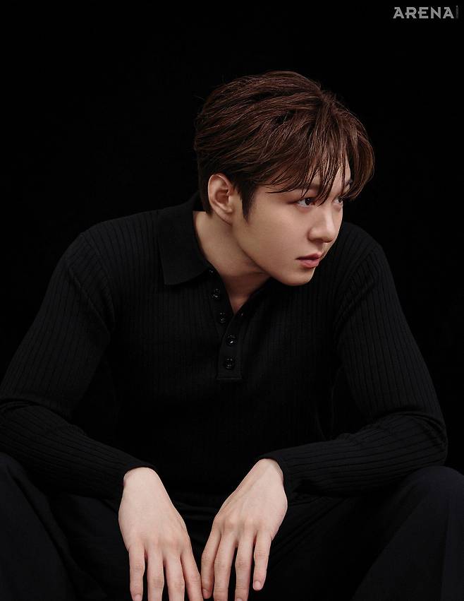 팬츠 준지, 니트 톱 스타일리스트 소장품.