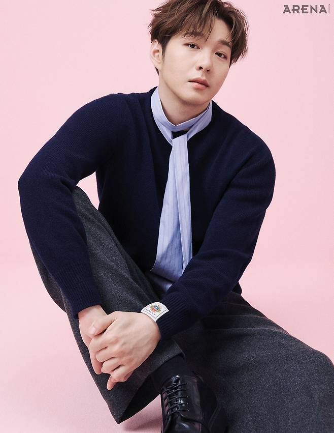 니트 톱·신발 모두 발리, 팬츠·스카프·양말 모두 스타일리스트 소장품.