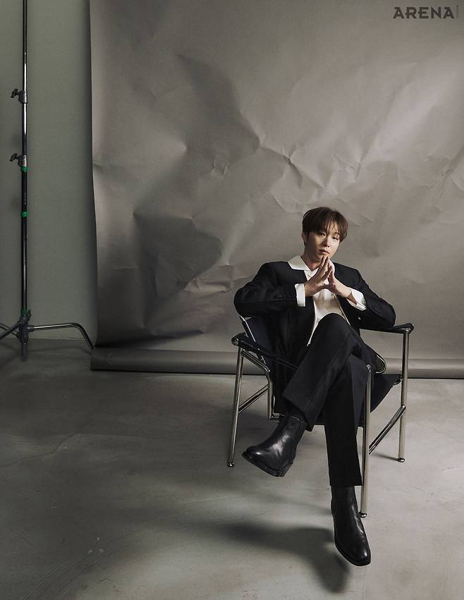 재킷·팬츠 모두 르메테크, 셔츠 시스템 옴므, 신발 생 로랑 by 안토니 바카렐로 제품.